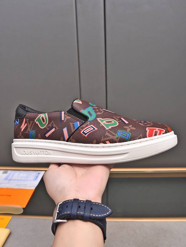 新品 商品商标：Lv* 路易威* 休闲鞋 正码码数: 38-44 可订做45 商品材料：鞋面1:1材质羊皮里，橡胶耐磨大底。